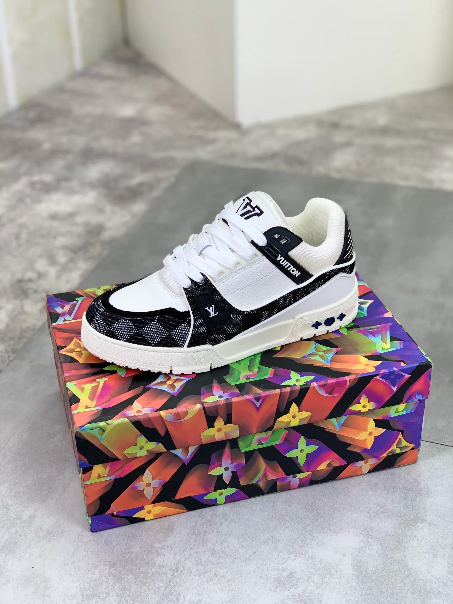 Men's shoes 💰P580 New style 💰💎💎Latest color High version 2025Louis*Vuitto* LV Traine Catwalk TRAINER outsole and fabric private model A shoe that definitely costs a lot of money and effort. This series was designed after the arrival of Vifgil. It is favored by many fans every season. Original TPU outsole Original packaging Men's size: 38-45 (46 can be customized) Color: White available (available from stock, super fast delivery)